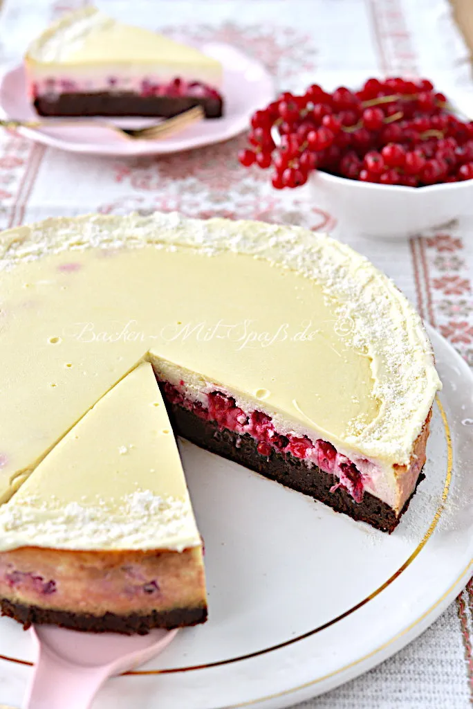 Brownie-Käsekuchen mit Johannisbeeren