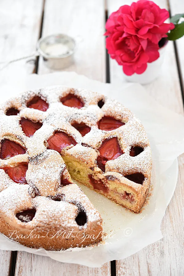 Versunkener Erdbeerkuchen