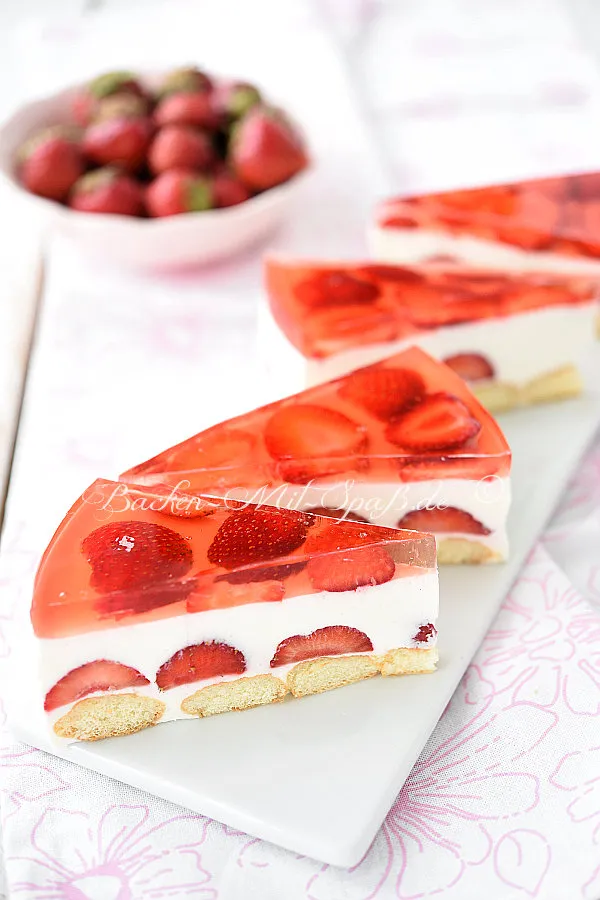 Quarkkuchen mit Erdbeeren und Götterspeise