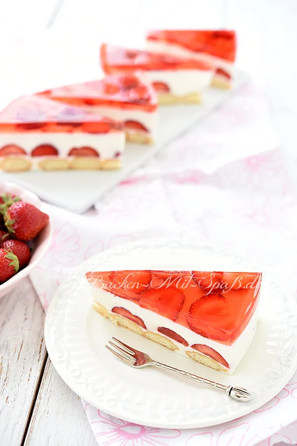 Quarkkuchen mit Erdbeeren und Götterspeise