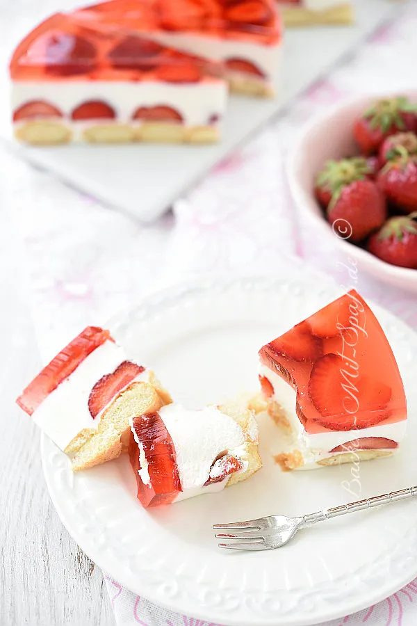 Quarkkuchen mit Erdbeeren und Götterspeise