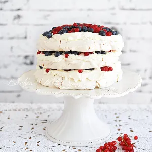 Pavlova- Torte mit Sahne und Beeren