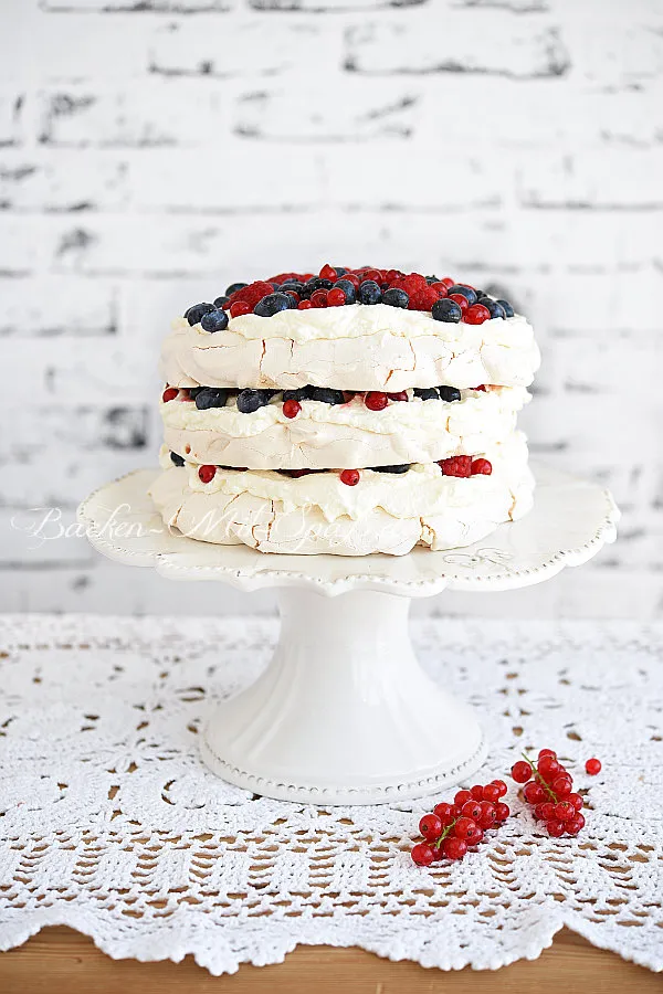 Pavlova- Torte mit Sahne und Beeren