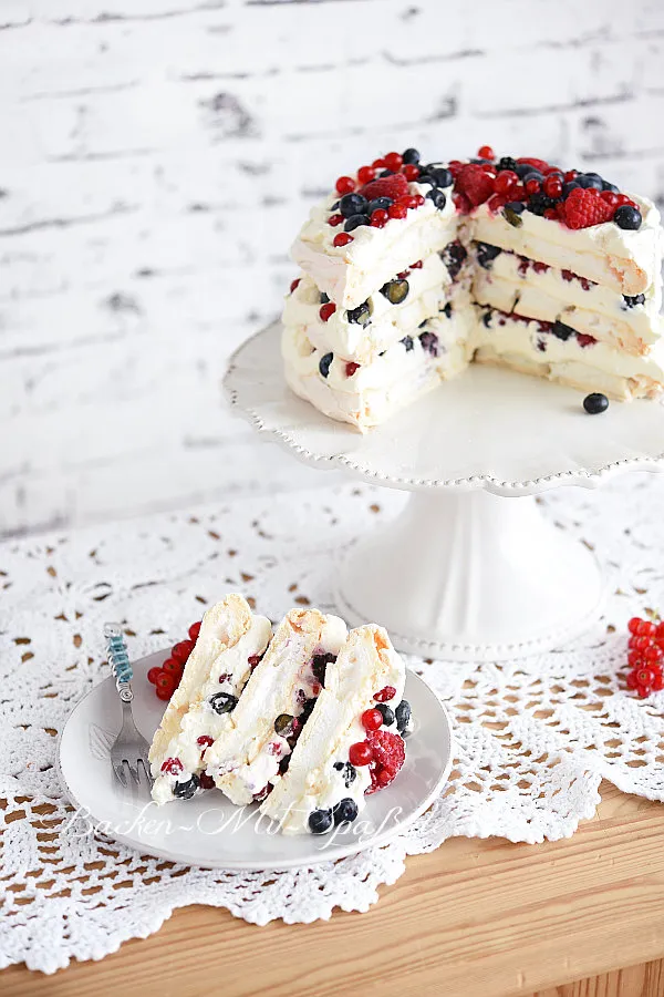 Pavlova- Torte mit Sahne und Beeren