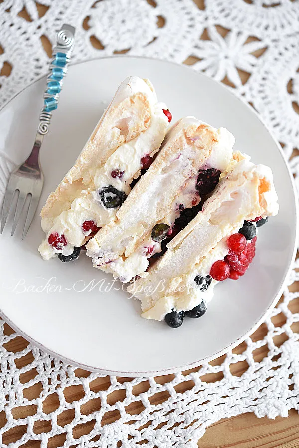 Pavlova- Torte mit Sahne und Beeren