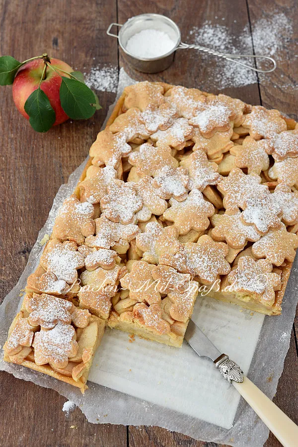 Gedeckter Apfelkuchen aus rohen Äpfeln