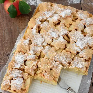 Gedeckter Apfelkuchen aus rohen Äpfeln