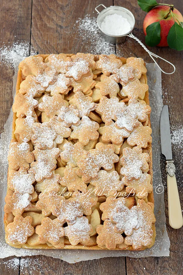 Gedeckter Apfelkuchen aus rohen Äpfeln