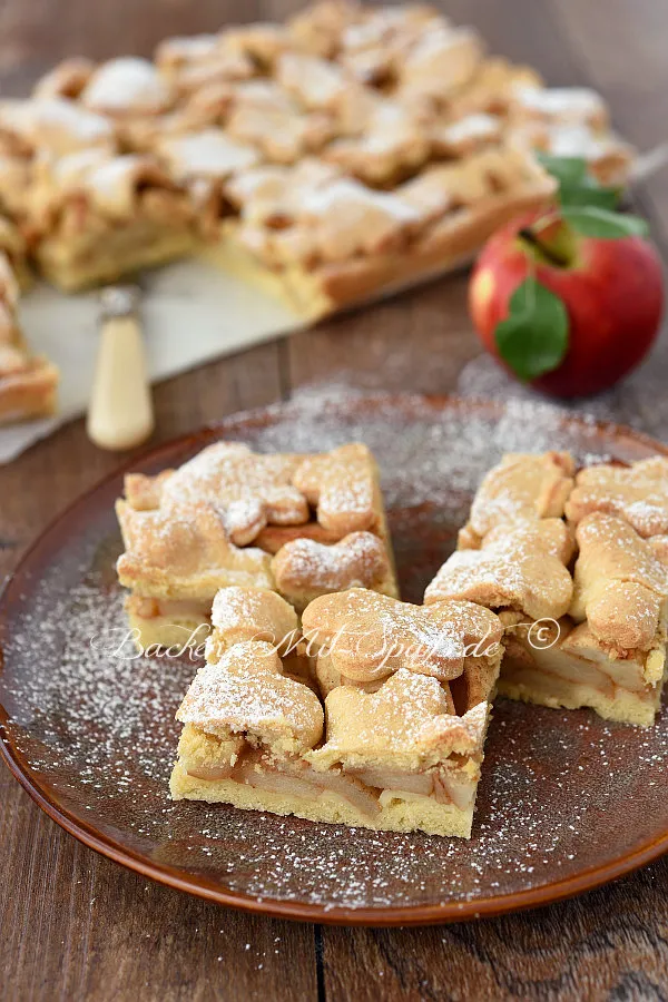 Gedeckter Apfelkuchen aus rohen Äpfeln