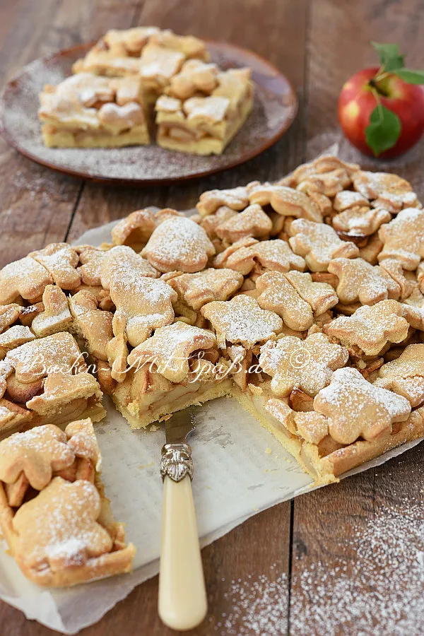 Gedeckter Apfelkuchen aus rohen Äpfeln