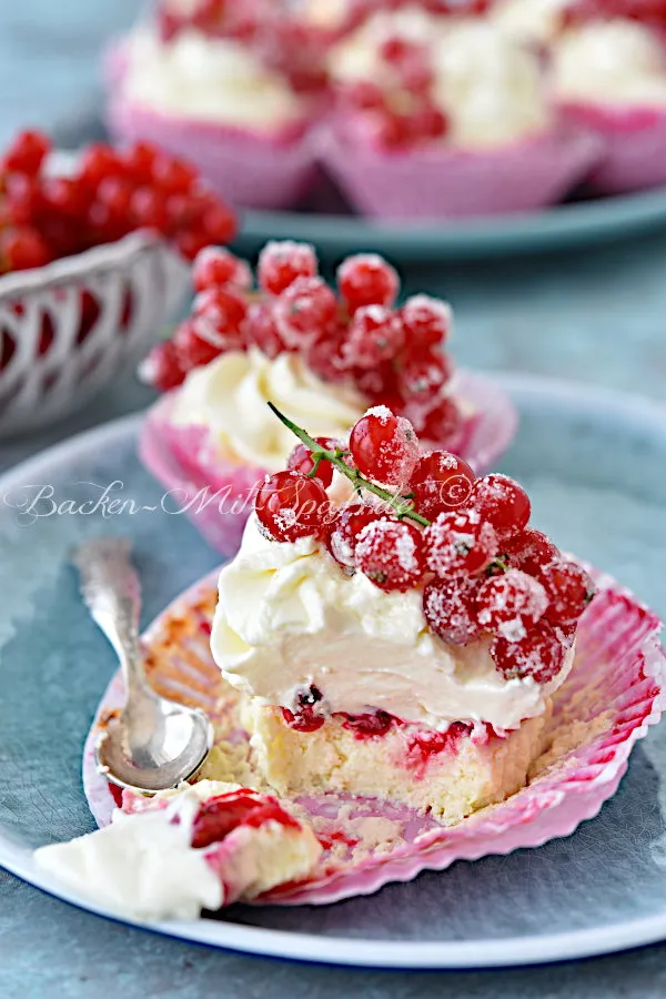 Mini-Käsekuchen mit Johannisbeeren