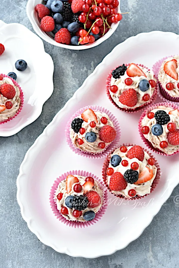 Mini-Schoko-Käsekuchen mit Beeren