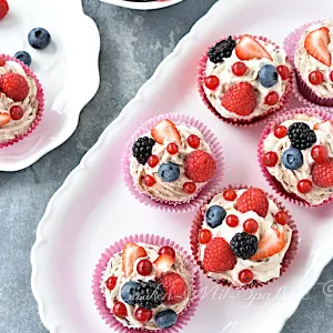 Mini-Schoko-Käsekuchen mit Beeren