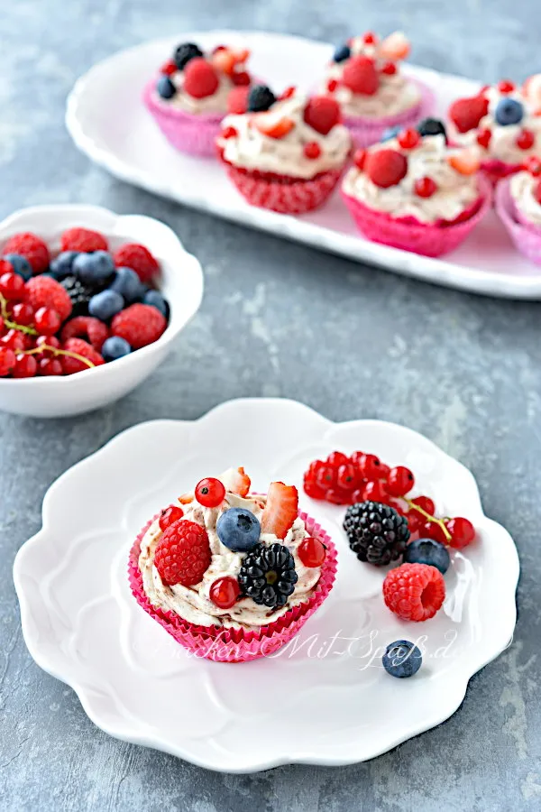 Mini-Schoko-Käsekuchen mit Beeren