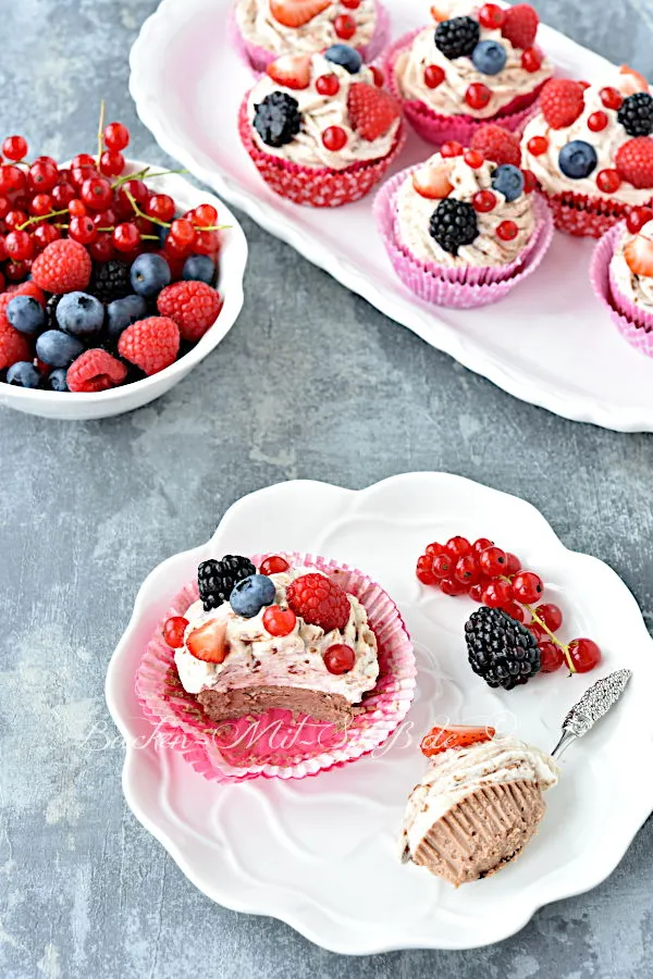 Mini-Schoko-Käsekuchen mit Beeren