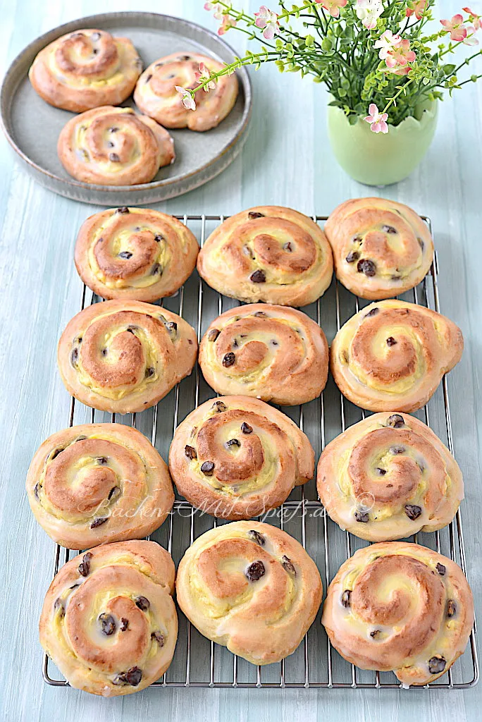 Hefeschnecken mit Vanillepudding und Rosinen