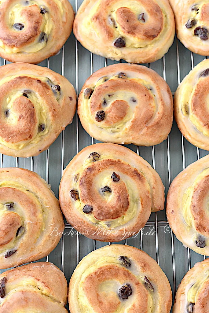 Hefeschnecken mit Vanillepudding und Rosinen