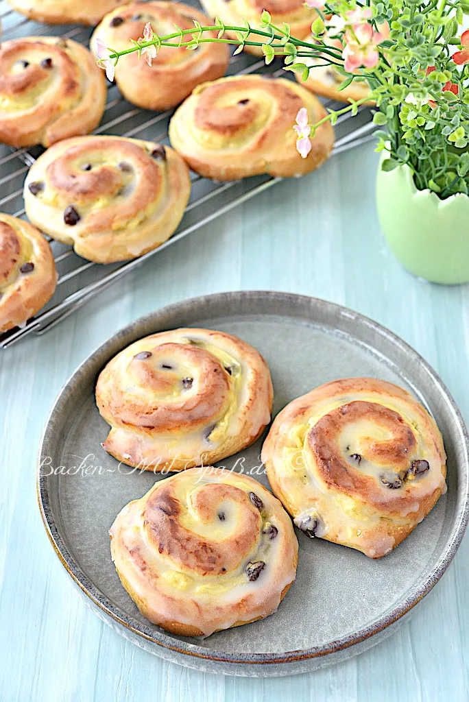 Hefeschnecken mit Vanillepudding und Rosinen