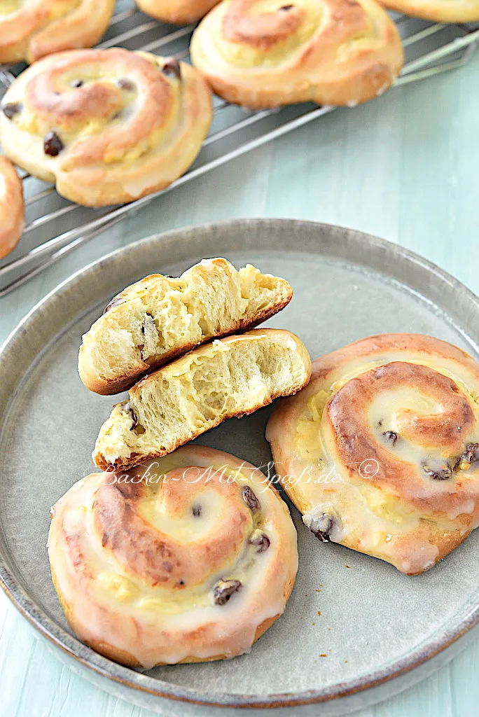 Hefeschnecken mit Vanillepudding und Rosinen