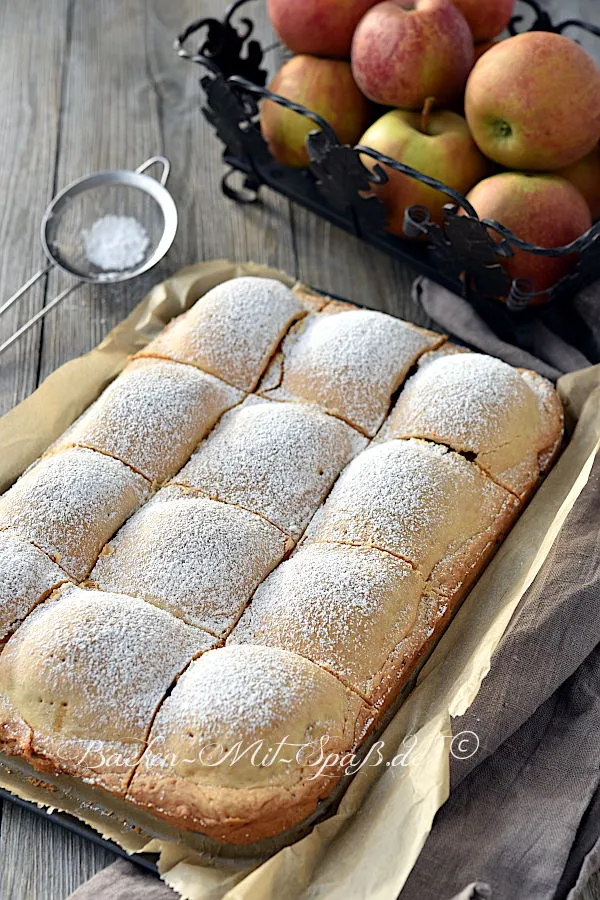 Gedeckter Apfelkuchen mit Apfelhälften