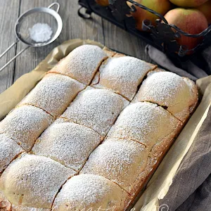 Gedeckter Apfelkuchen mit Apfelhälften