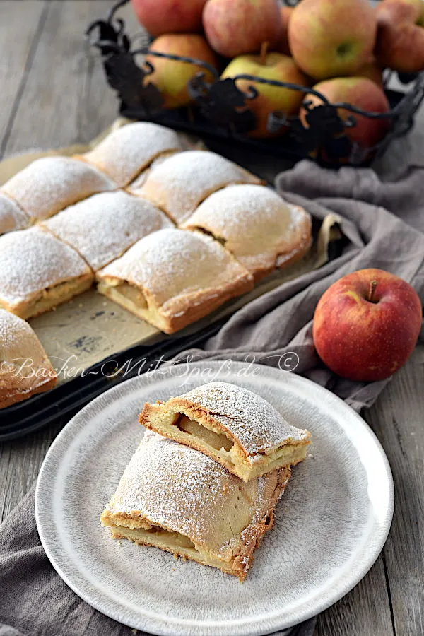 Gedeckter Apfelkuchen mit Apfelhälften