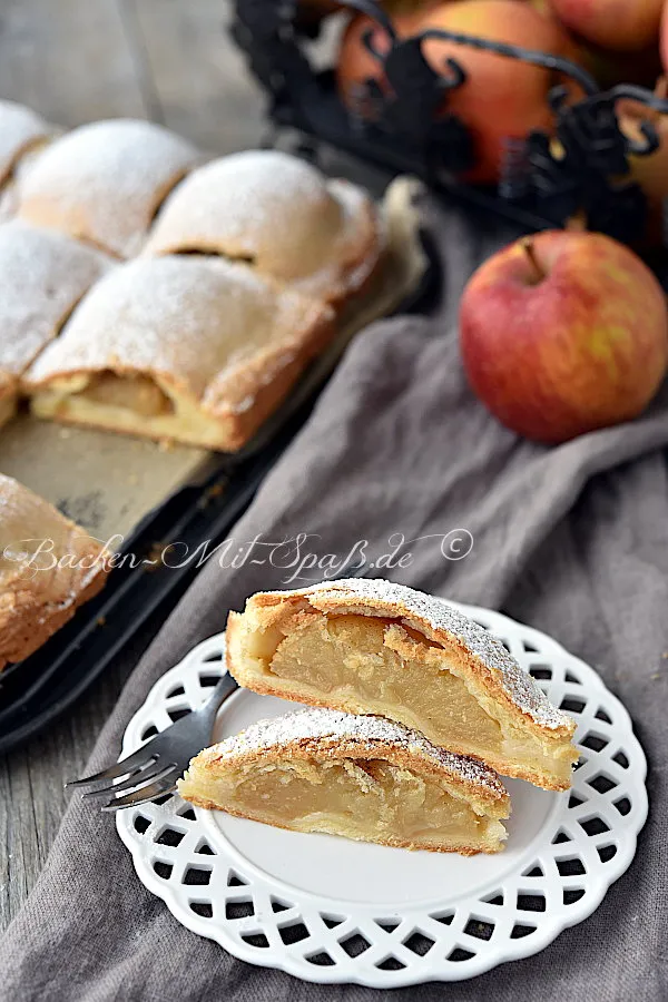 Gedeckter Apfelkuchen mit Apfelhälften