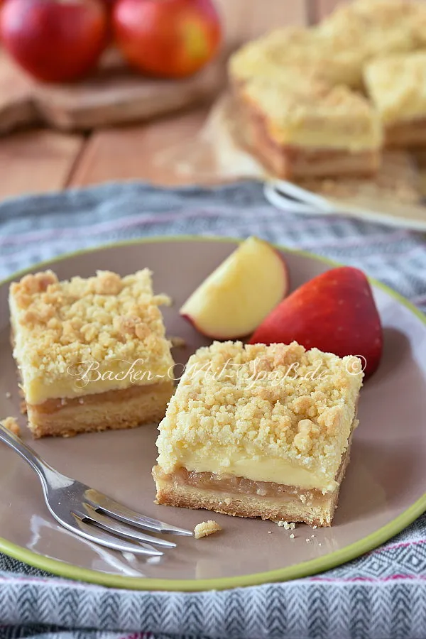 Apfelkuchen mit Pudding und Streuseln