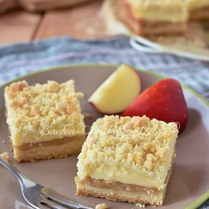 Apfelkuchen mit Pudding und Streuseln