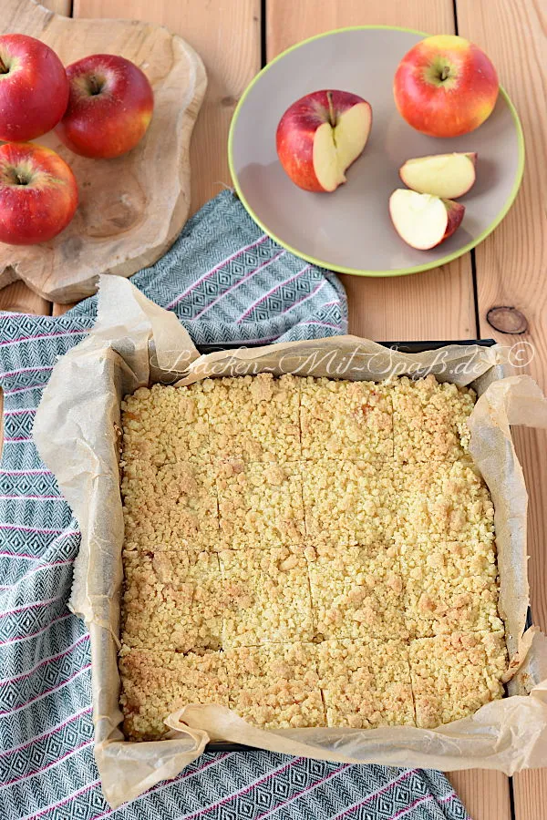 Apfelkuchen mit Pudding und Streuseln