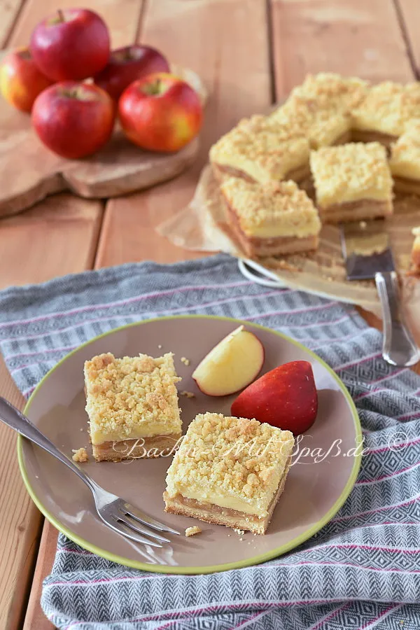 Apfelkuchen mit Pudding und Streuseln