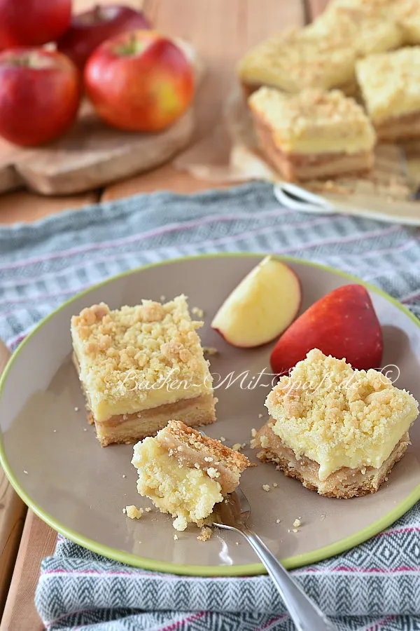 Apfelkuchen mit Pudding und Streuseln