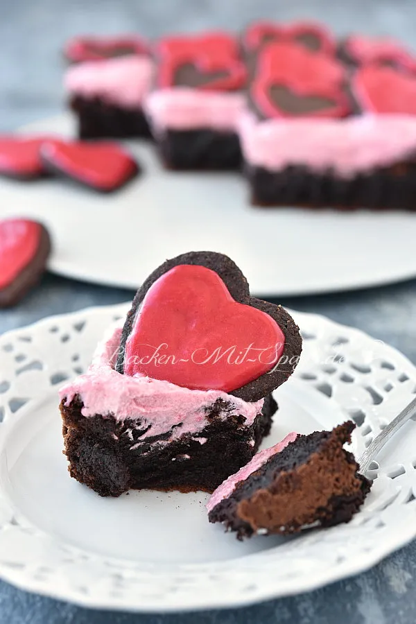 Brownies mit Himbeersahne und Keksen