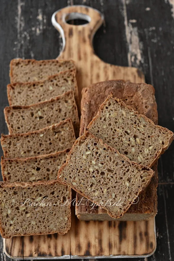 Roggen-Sauerteigbrot mit Sonnenblumenkernen