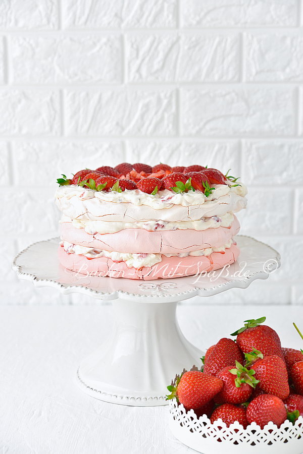 Pavlova-Ombre-Torte mit Erdbeeren