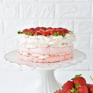 Pavlova-Ombre-Torte mit Erdbeeren