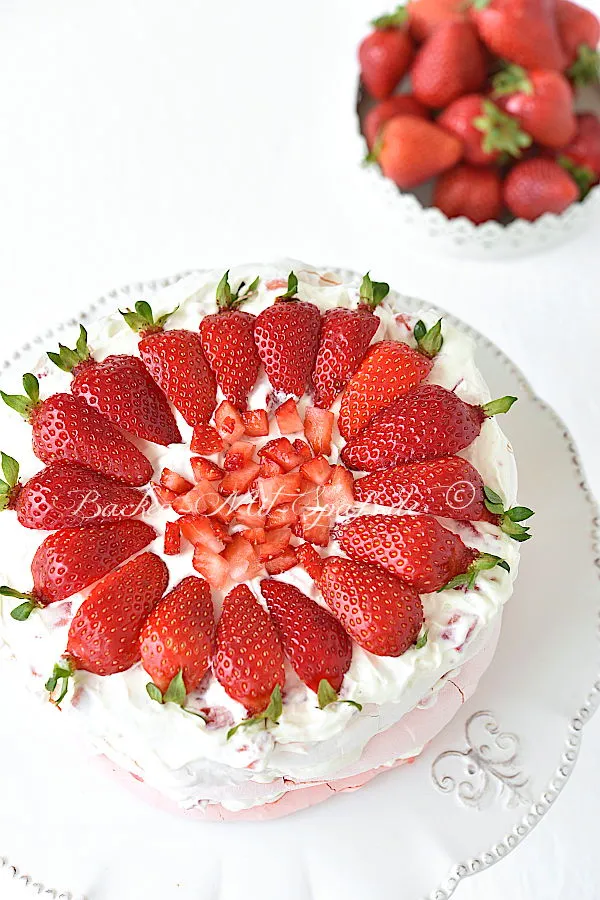 Pavlova-Ombre-Torte mit Erdbeeren