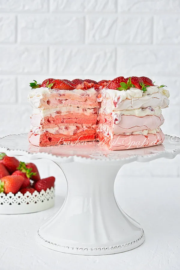 Pavlova-Ombre-Torte mit Erdbeeren