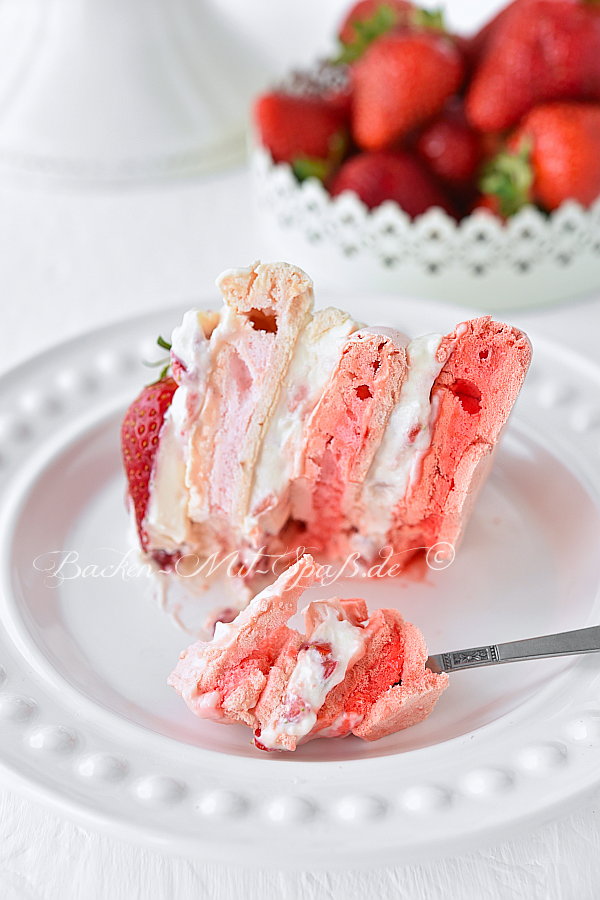 Pavlova-Ombre-Torte mit Erdbeeren