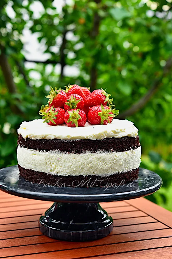 Kidneybohnen-Schokotorte mit Erdbeeren und Sahne