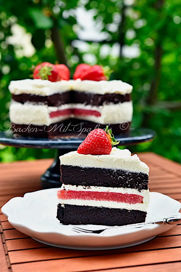 Kidneybohnen-Schokotorte mit Erdbeeren und Sahne