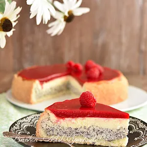 Käsekuchen mit Mohn und Himbeerspiegel