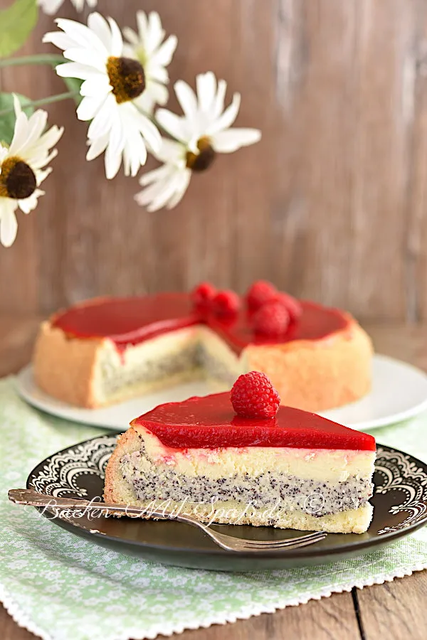 Käsekuchen mit Mohn und Himbeerspiegel