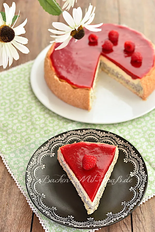 Käsekuchen mit Mohn und Himbeerspiegel