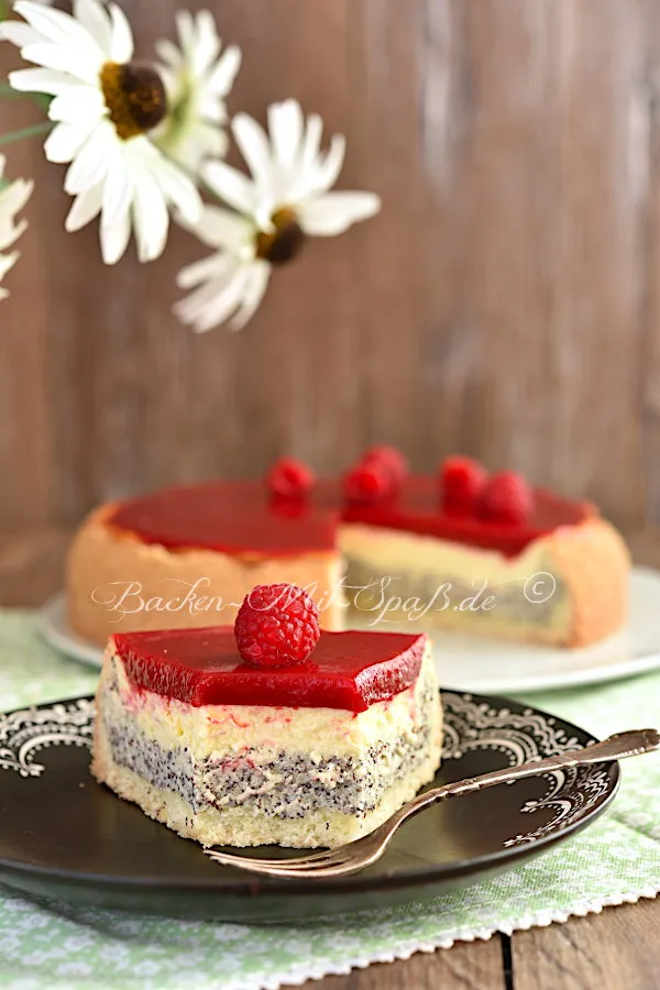 Käsekuchen mit Mohn und Himbeerspiegel