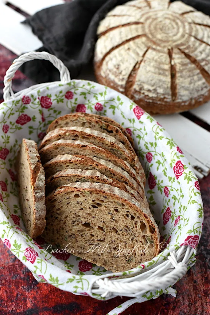 Körniges Dinkelbrot mit Sauerteig