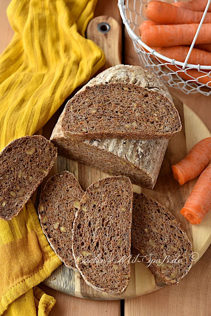 Karotten-Nuss-Brot mit Sauerteig