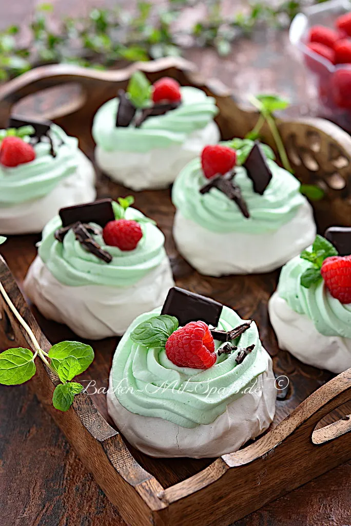 Mini-Pavlova mit Minzsahne