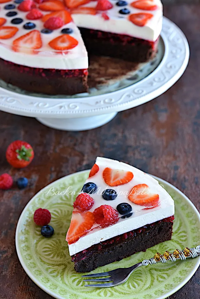 Brownie mit Götterspeise und Früchten