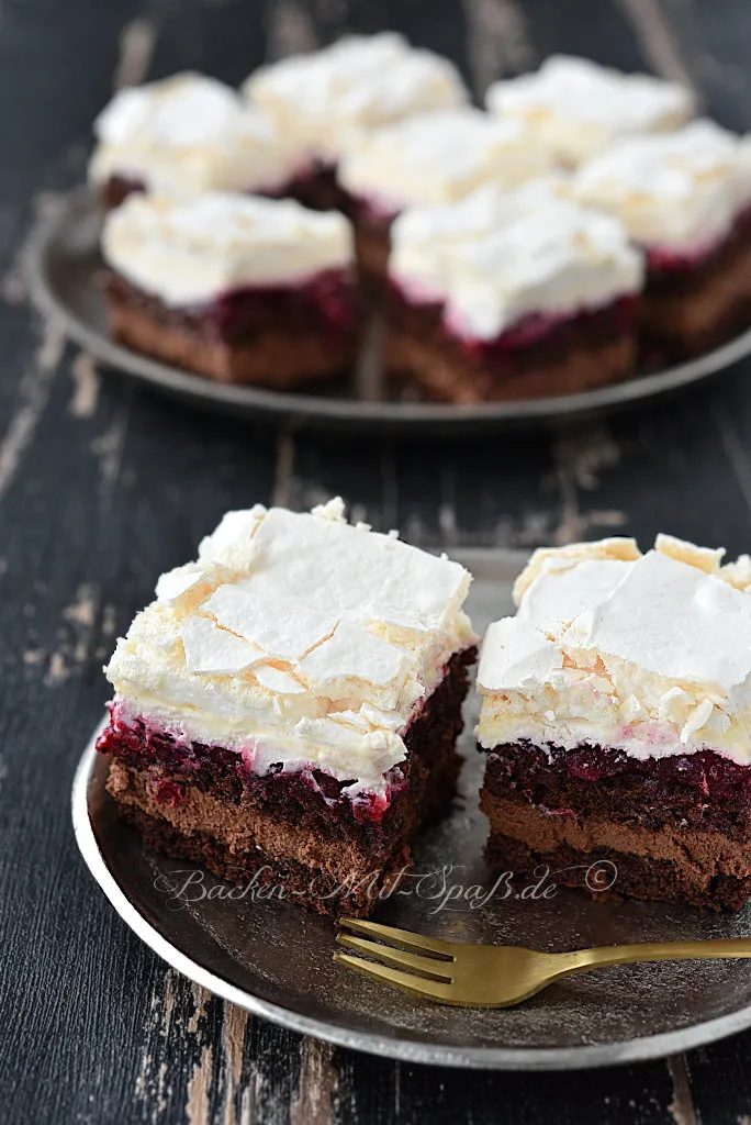 Schokoladenkuchen mit Amarenakirschen und Baiser